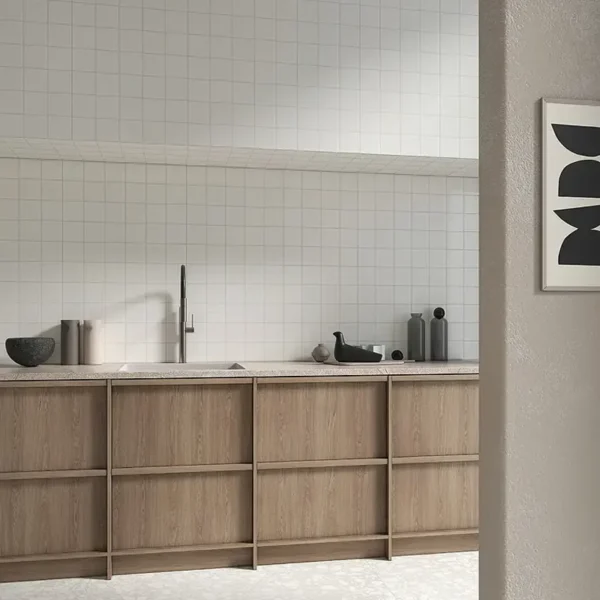 Bonito azulejo para cozinha em tom claro atrás do lavatório