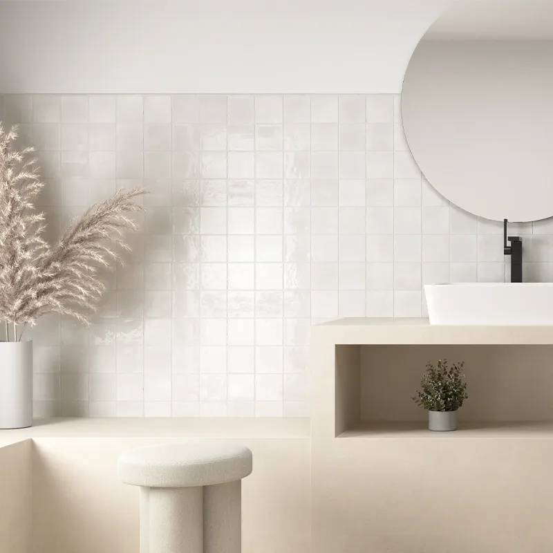 Casa de banho preciosa com azulejo branco para parede