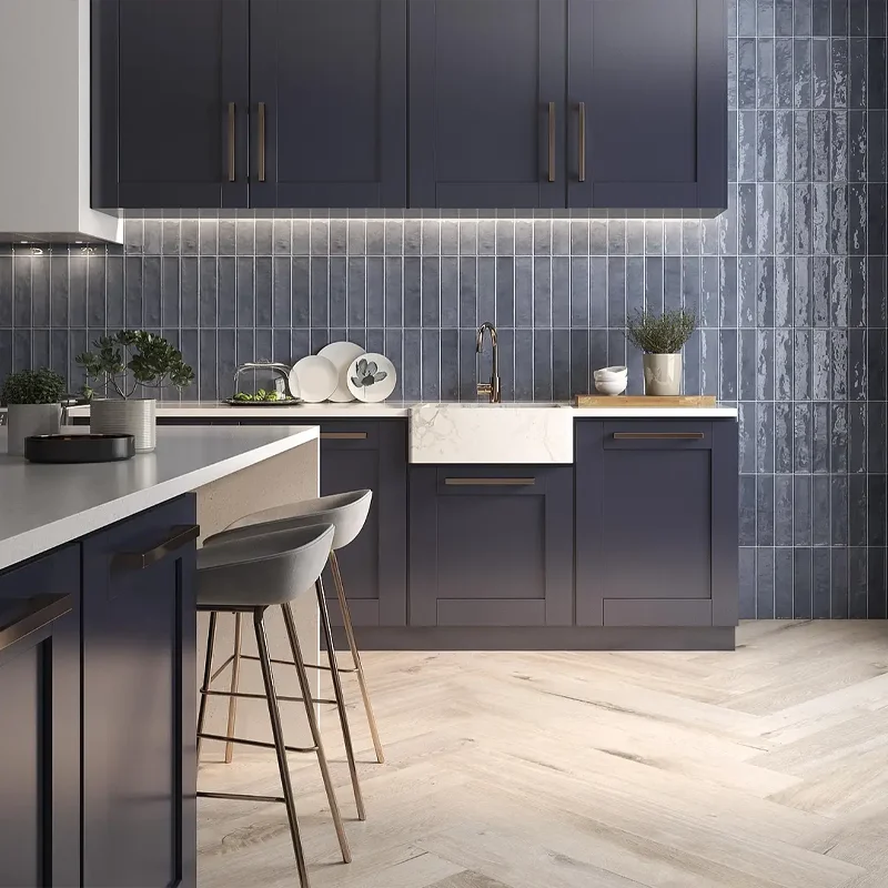 Foto de azulejo para cozinha azul colocado num ambiente luminoso