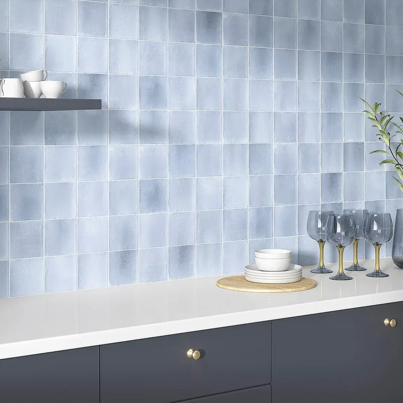 Imagem de azulejos azuis para cozinha com acabamento desgastado