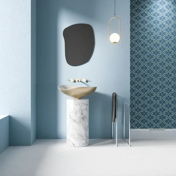 Ambiente tranquilo com azulejos azuis que trazem frescura e estilo