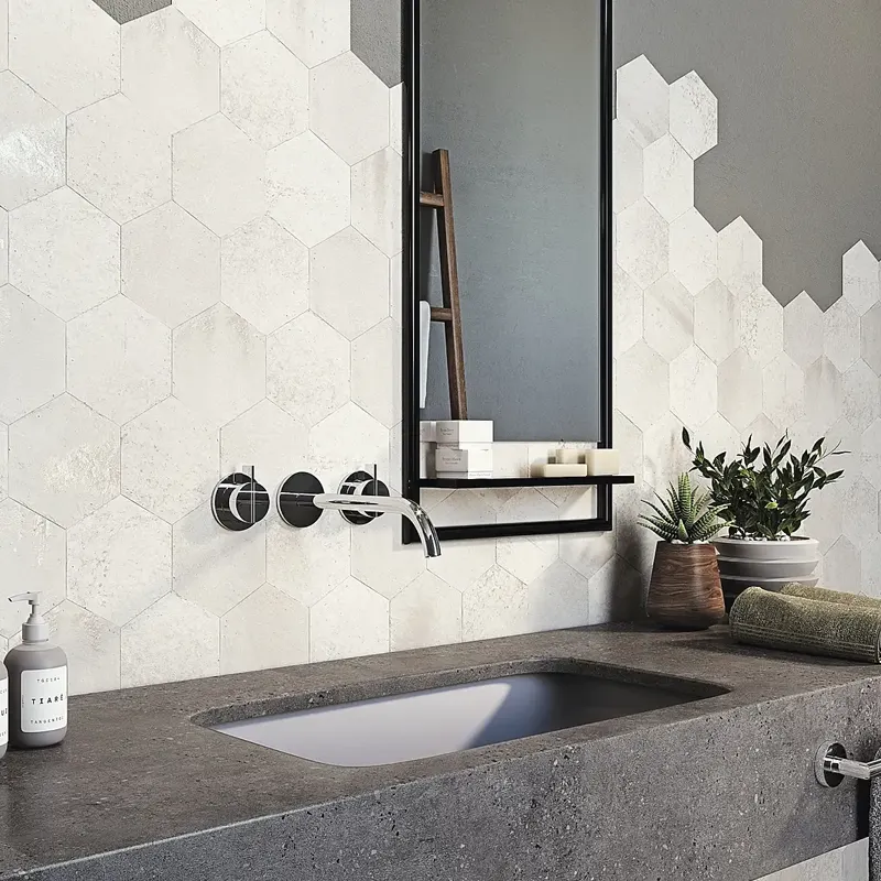 Parede com azulejo branco em casa de banho