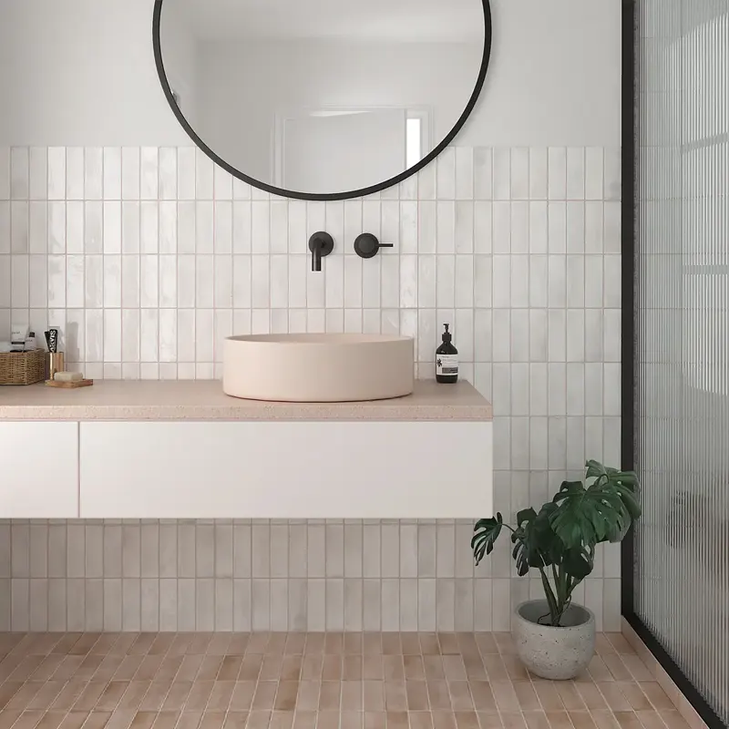 Casa de banho bonita com azulejo branco para parede.