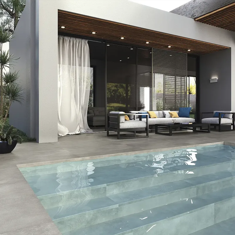 Ambiente exterior minimalista com grés porcelânico