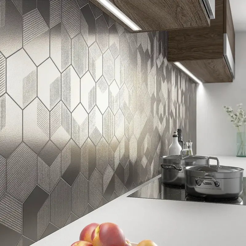 Azulejos hexagonais para cozinha em tom cinza, criando um ambiente moderno e sofisticado