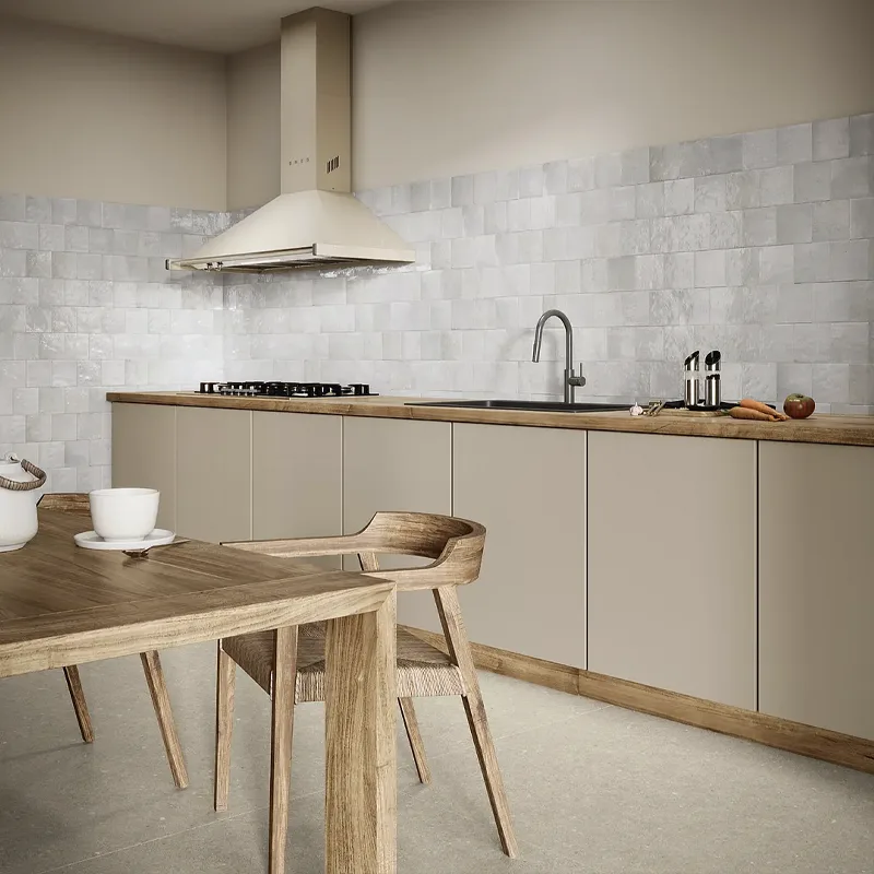 Uma cozinha alucinante com azulejos cinza que trazem elegância e um toque moderno ao espaço