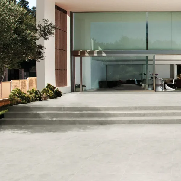 Ambiente bonito e luxuoso com azulejo antiderrapante para exterior