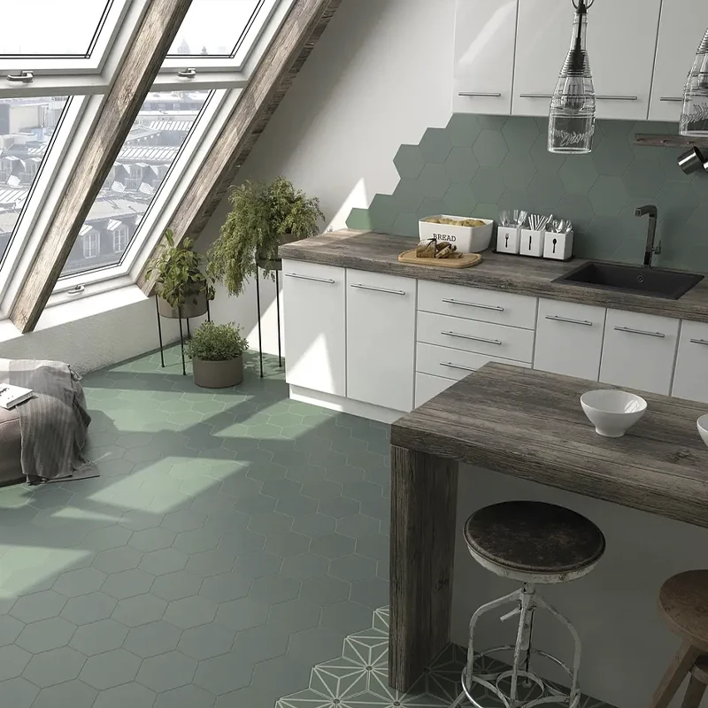 Uma cozinha lindíssima com azulejos hexagonais nas cores verde e branco, criando um ambiente fresco e cheio de harmonia