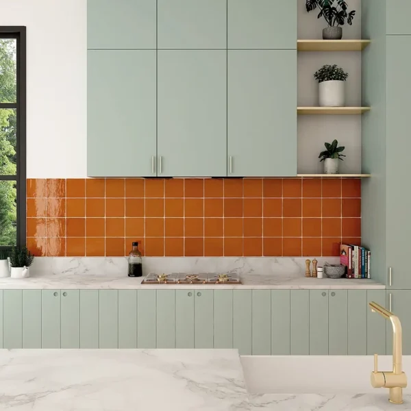 Detalhes de azulejo laranja na cozinha