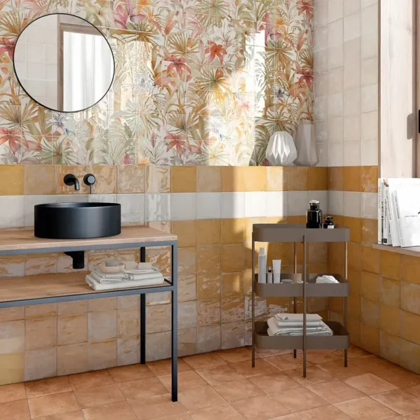 Combinação de diferentes azulejos de cor, conseguindo um ambiente acolhedor e original