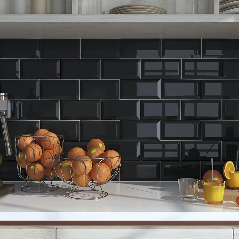 Foto de azulejo de cozinha moderna colocado no revestimento, em cor preta
