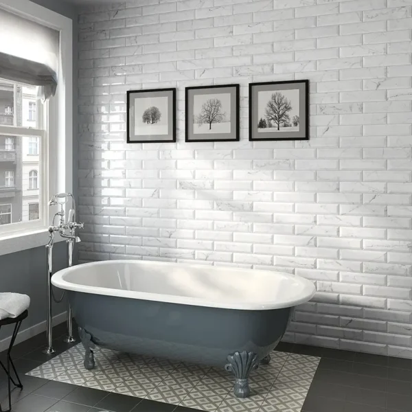 azulejo biselado branco estreito colocado na horizontal atrás de quadros e uma banheira