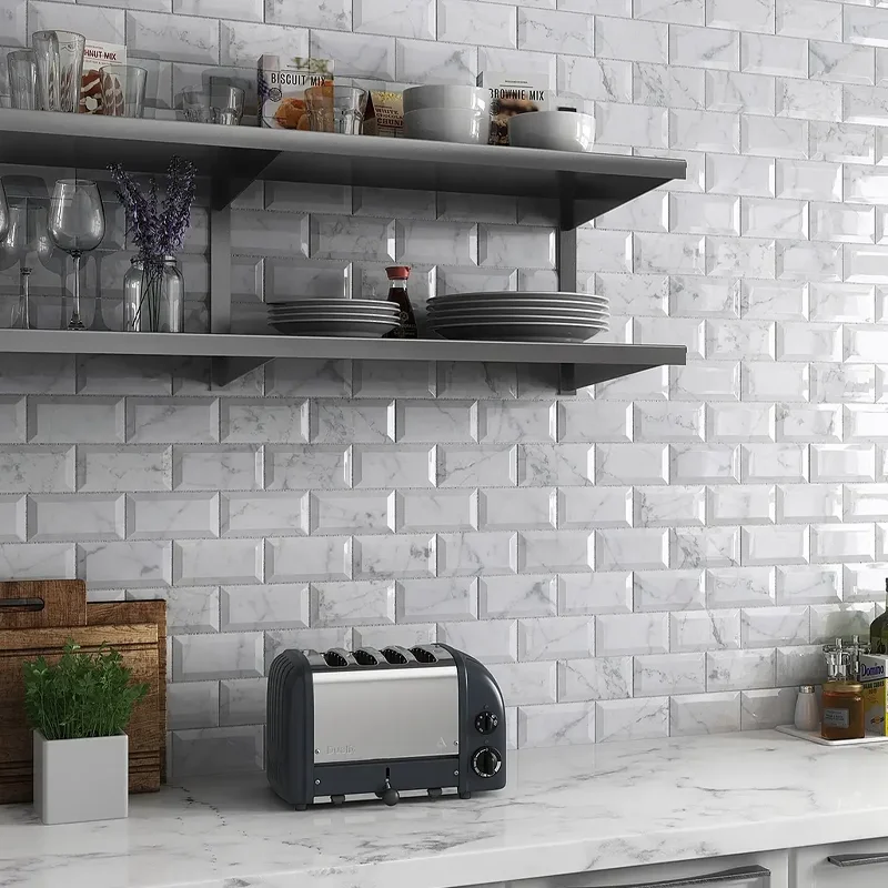 imagem de azulejo de cozinha barato de estilo clássico atrás da bancada.