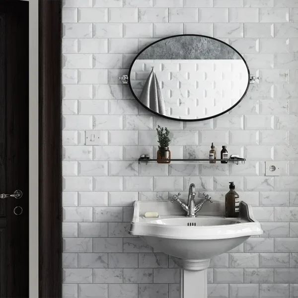 azulejo biselado branco elegante colocado atrás de um espelho e um lavatório
