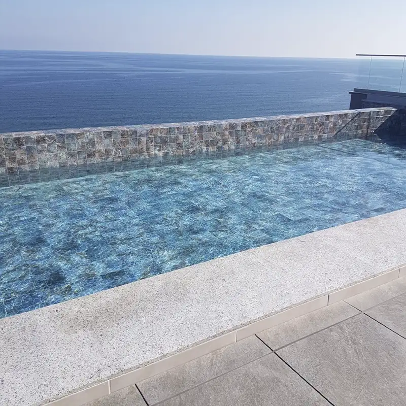 piscina com azulejo azul e vistas para o mar