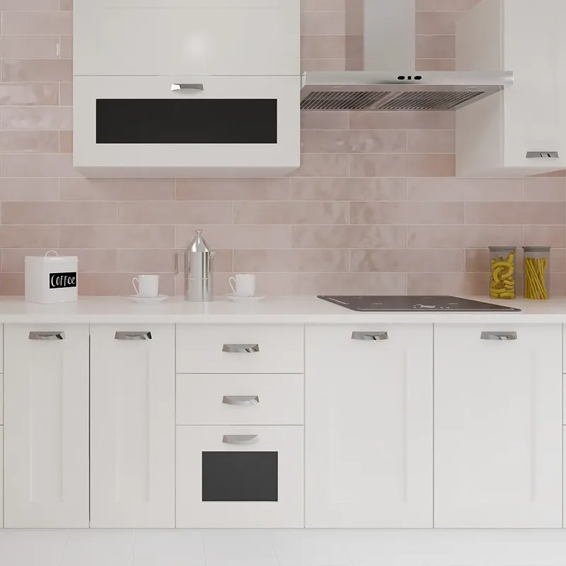 Azulejo de parede de cozinha em cores claras revestindo atrás de campana extractora e móveis