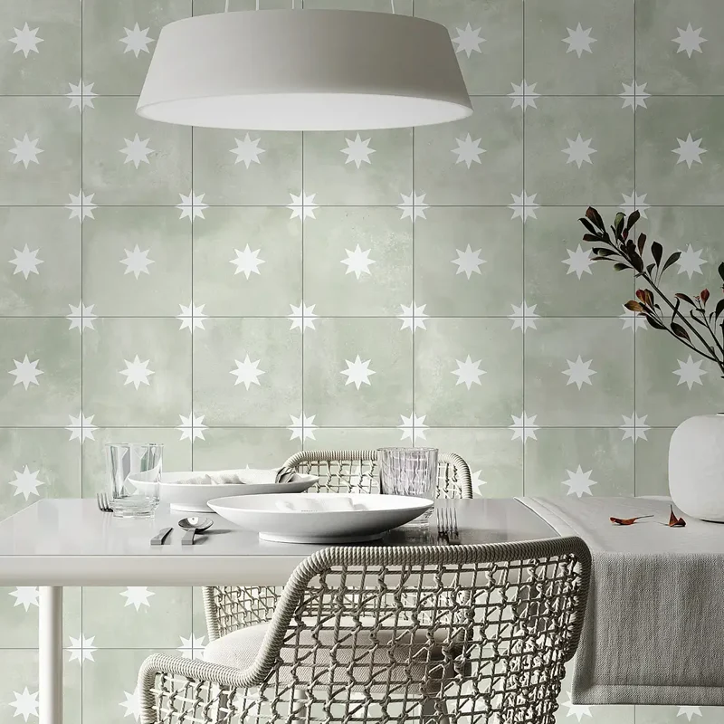 Imagem de ambiente com azulejo verde para cozinha misturado com padrões de flores