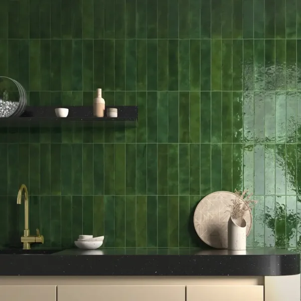 Imagem de cozinha com azulejo verde em tonalidades escuras e variações de tom em cada peça