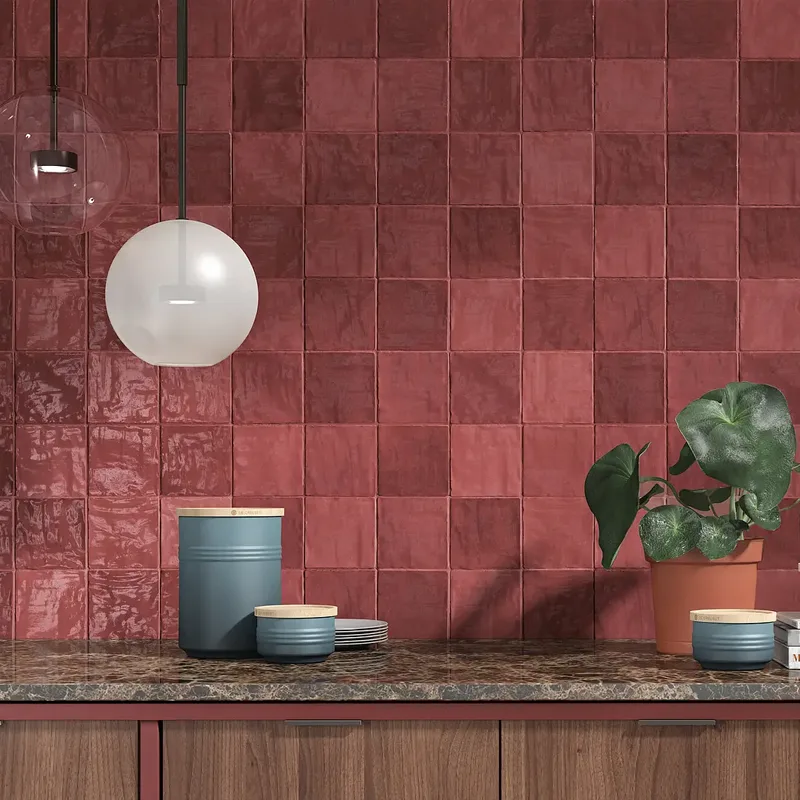 Precioso ambiente com azulejos vermelhos