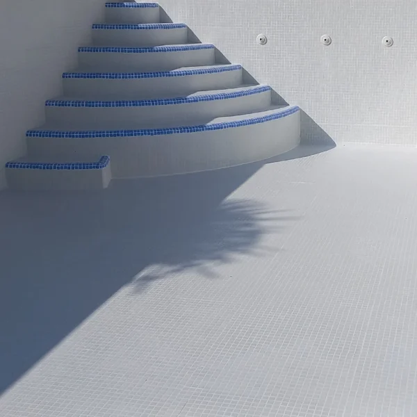 Piscina revestida com pastilhas brancas mate