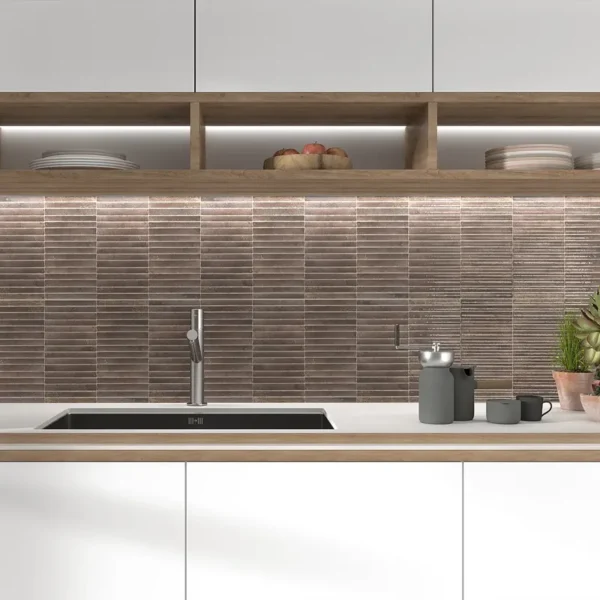 Bela cozinha com azulejos castanhos