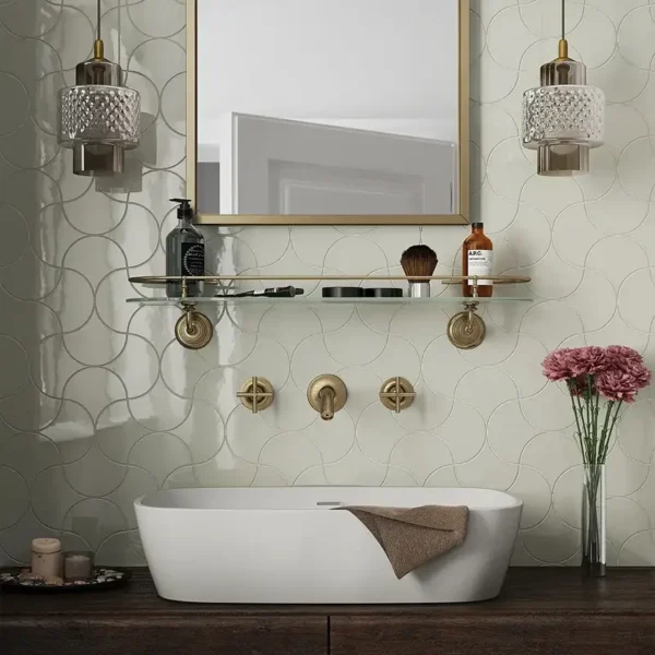 foto de azulejo escama de peixe colocado na parte traseira da pia.