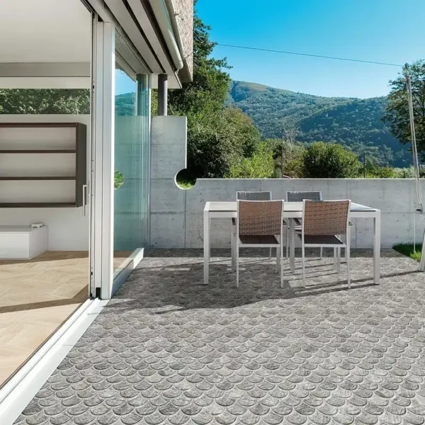 imagem de azulejo escama de peixe colocado numa zona exterior, gerando um efeito de textura.