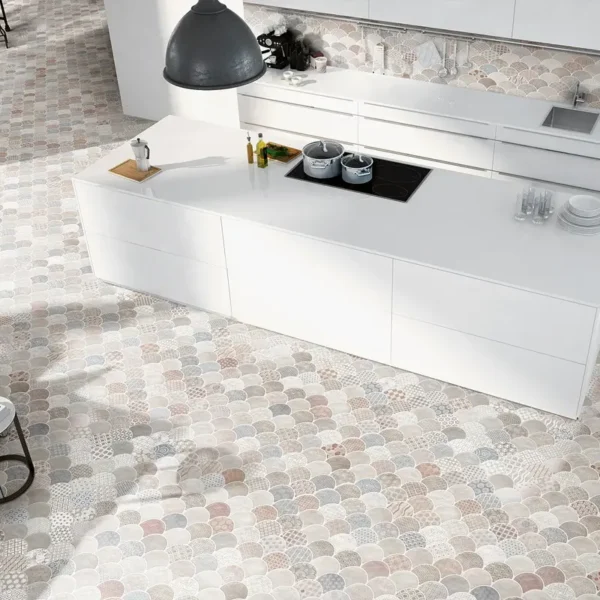 imagem de azulejo escama de peixe combinando diferentes designs e cores, criando um bonito efeito de profundidade e movimento no ambiente.