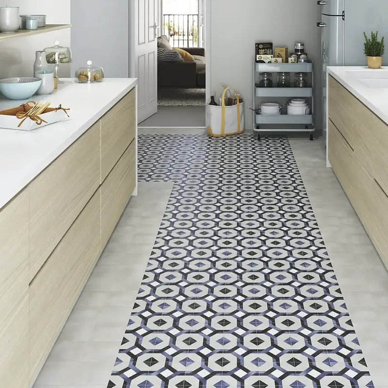 Imagem de azulejo para chão de cozinha combinando diferentes padrões para criar uma zona destacada no chão.