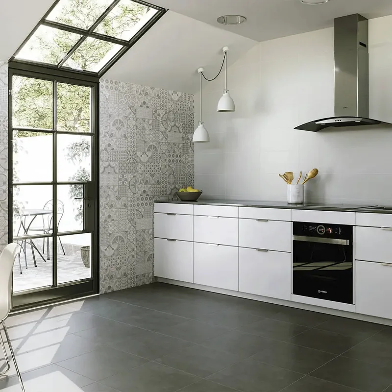 Bonitos azulejos hidráulicos para cozinha com design na parede