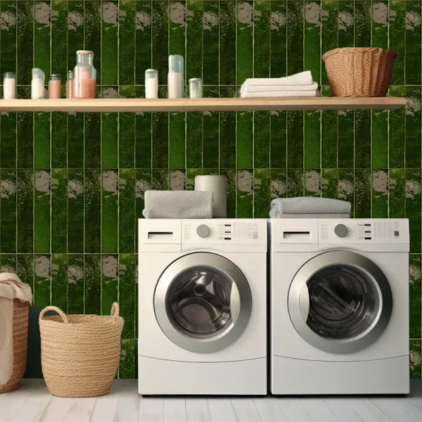 Foto de azulejo para lavanderia colocado em orientação vertical para alongar o espaço.