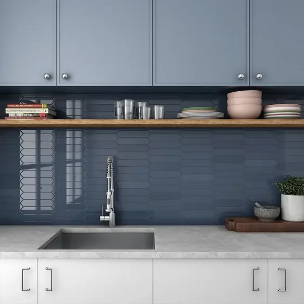 Azulejo de cor sólida, integrado na decoração da mesma cor mas em diferentes tons