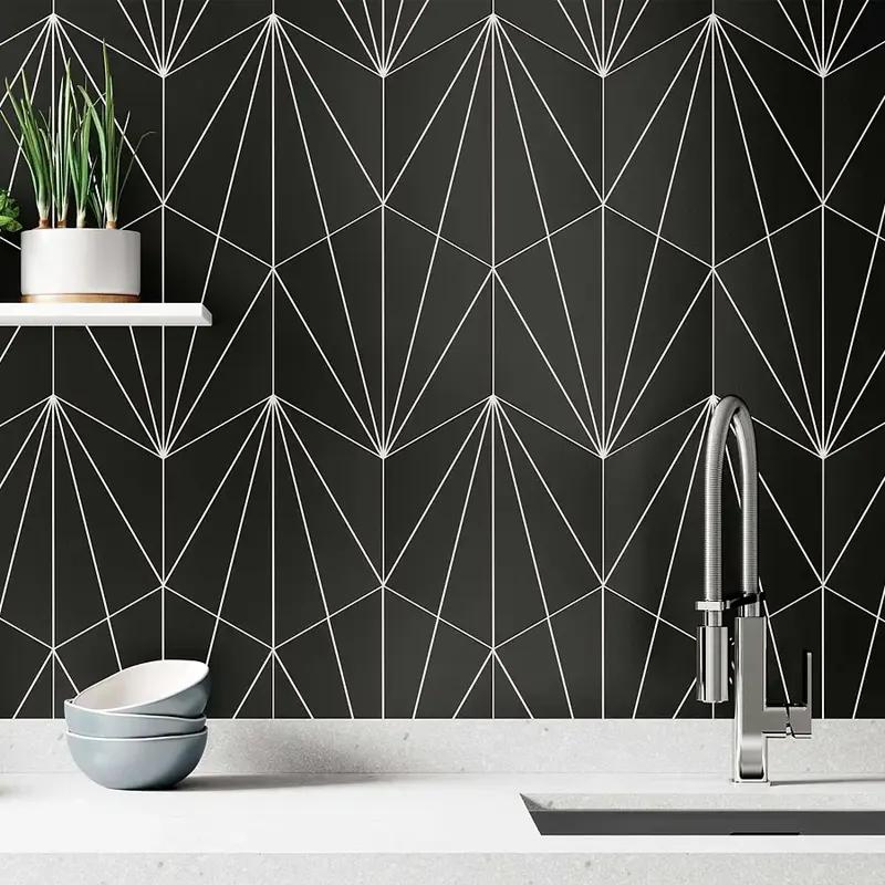 Mosaico na parede da cozinha com padrões geométricos