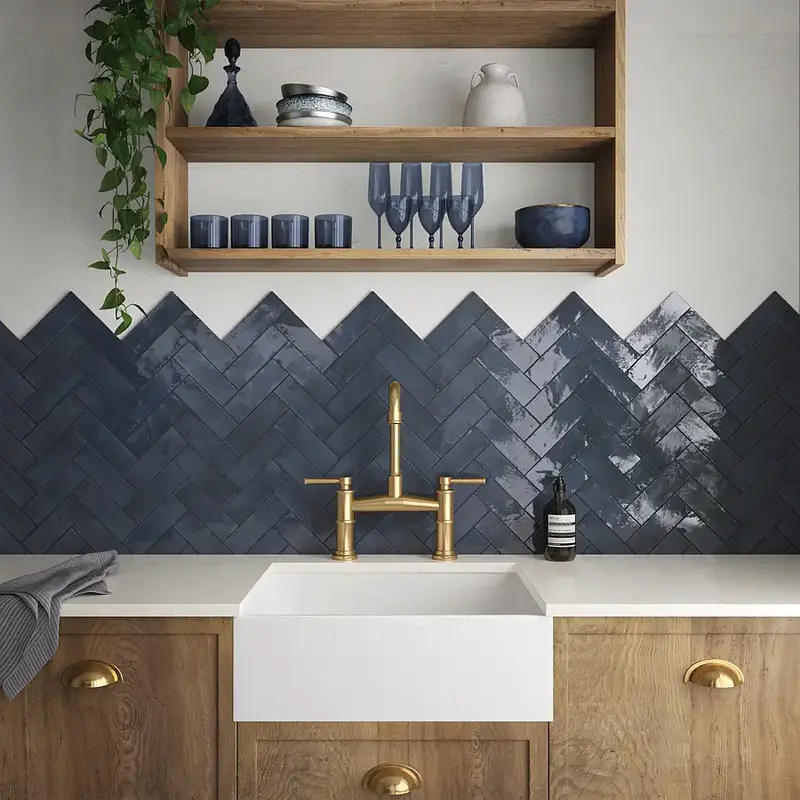 Ambiente com mosaico na parede da cozinha em forma de espinha