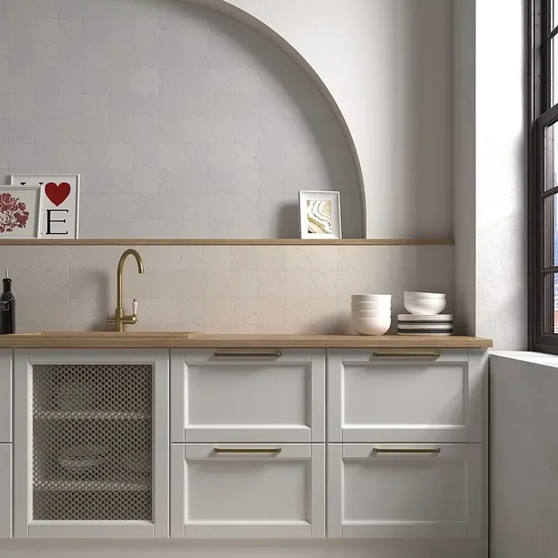 Precioso padrão na parede da cozinha com mosaico em forma de x e estrela