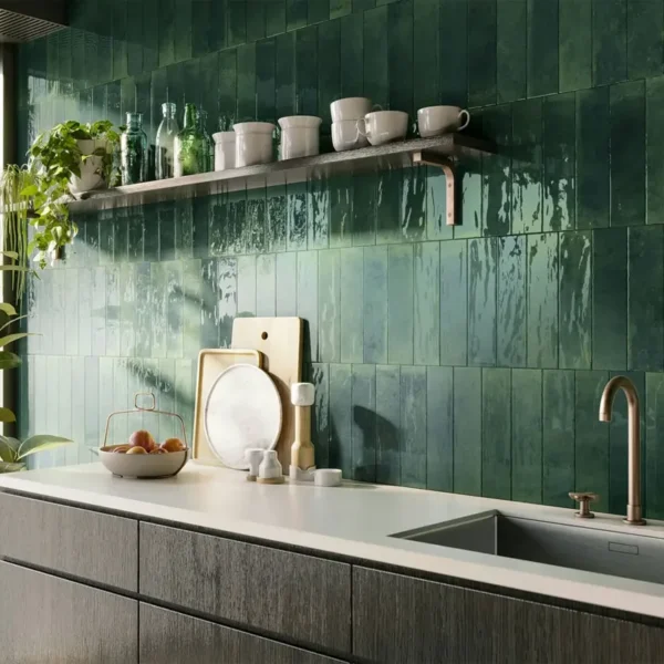 Foto de azulejo verde de cozinha misturando tonalidade escura com texturas naturais e quentes