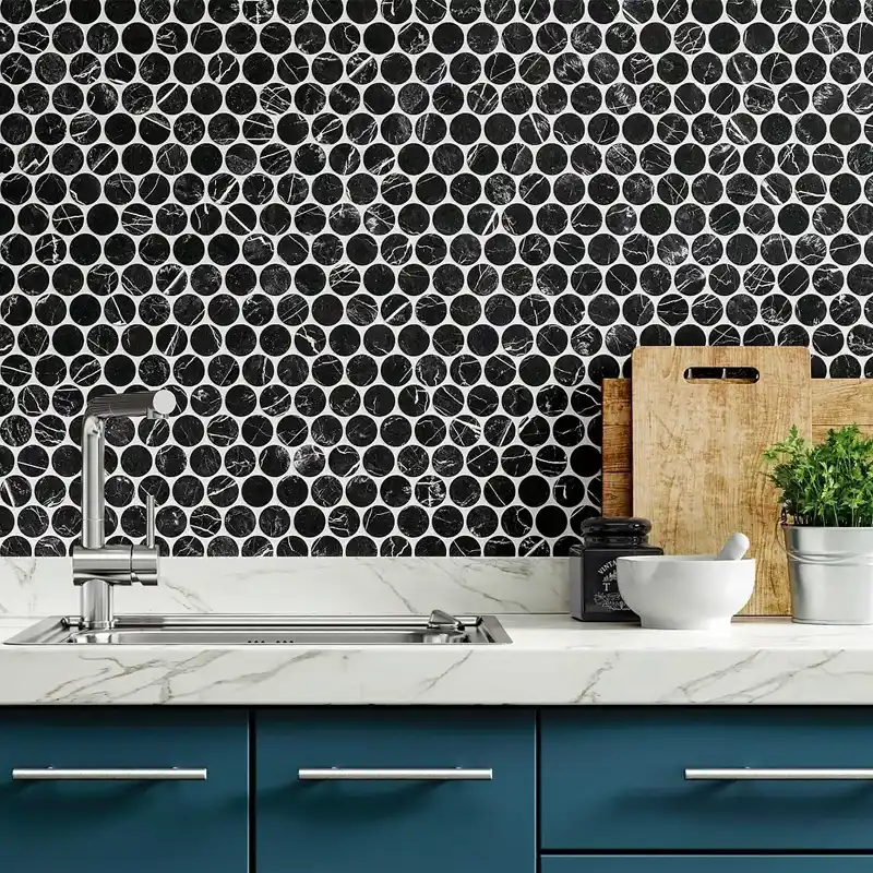 Ambiente elegante com mosaico efeito mármore na parede da cozinha