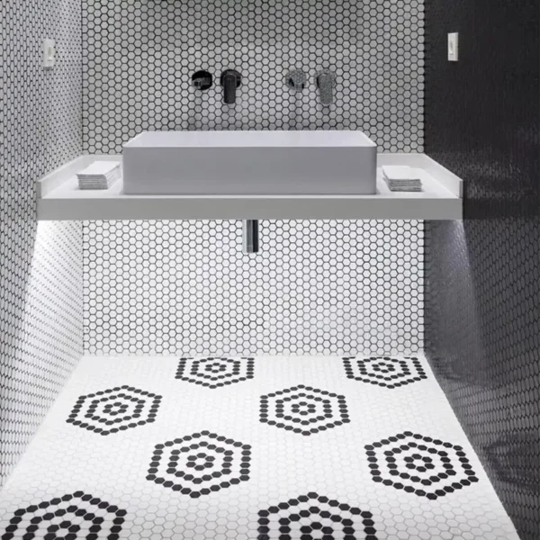 Ambiente espetacular com pastilha preta e branca para áreas húmidas