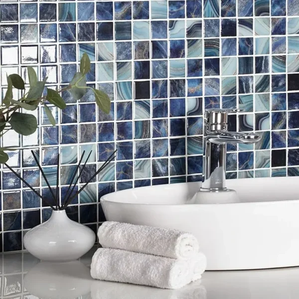 Pastilha azul para revestimento de casa de banho, criando um ambiente fresco e moderno