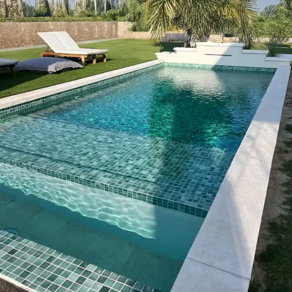 Ambiente colorido com revestimento de pastilha para piscina