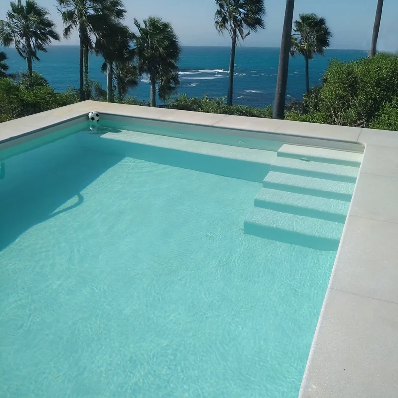 Piscina moderna com pastilha branca
