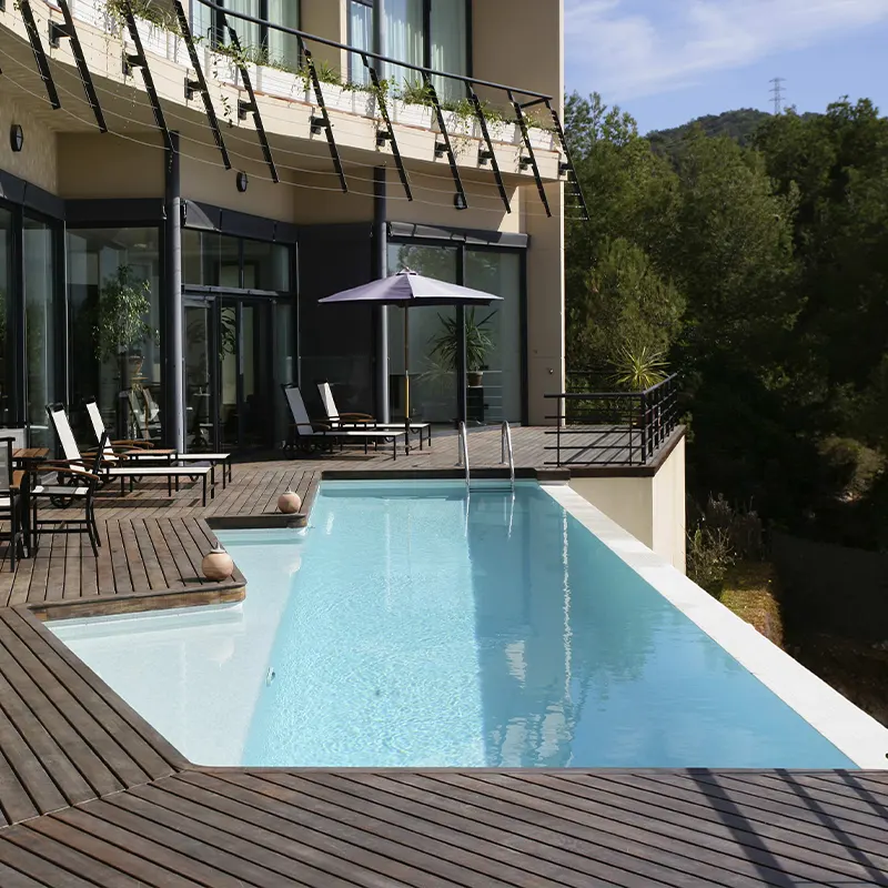 Ambiente moderno com pastilha branca e piscina deslumbrante