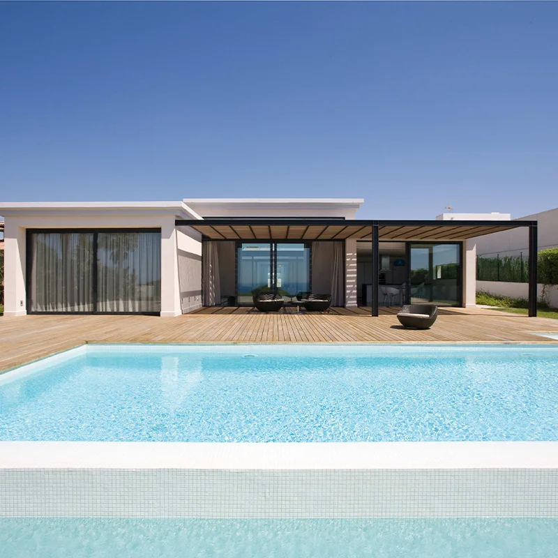 Piscina elegante com pastilha branca em ambiente luminoso