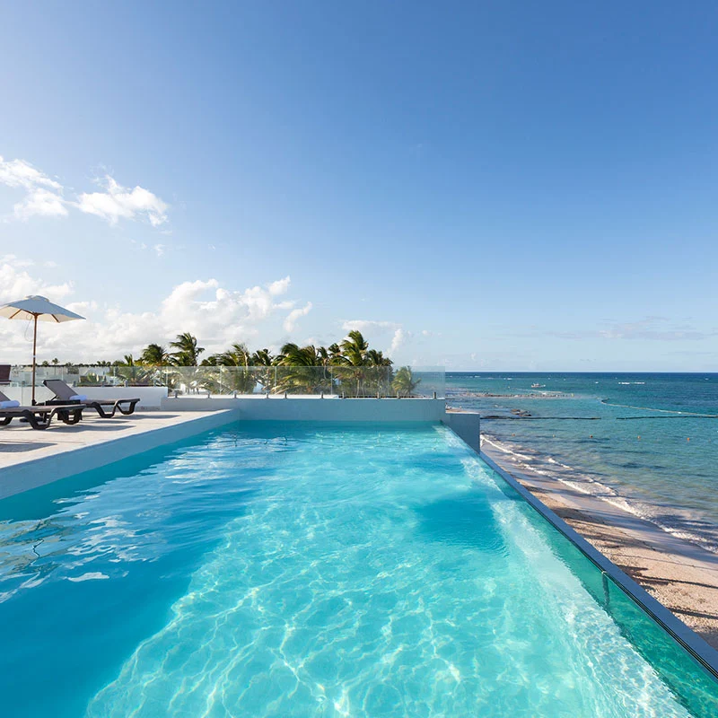 Piscina desbordante com pastilha branca