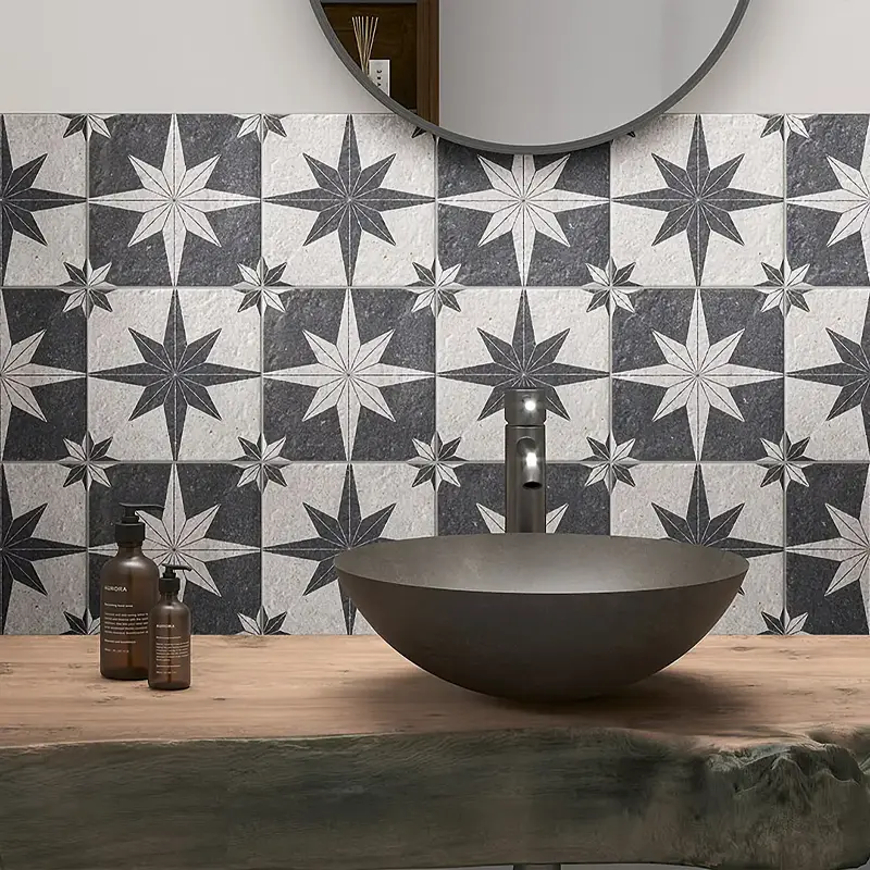 Azulejo preto e branco com desenhos de estrelas