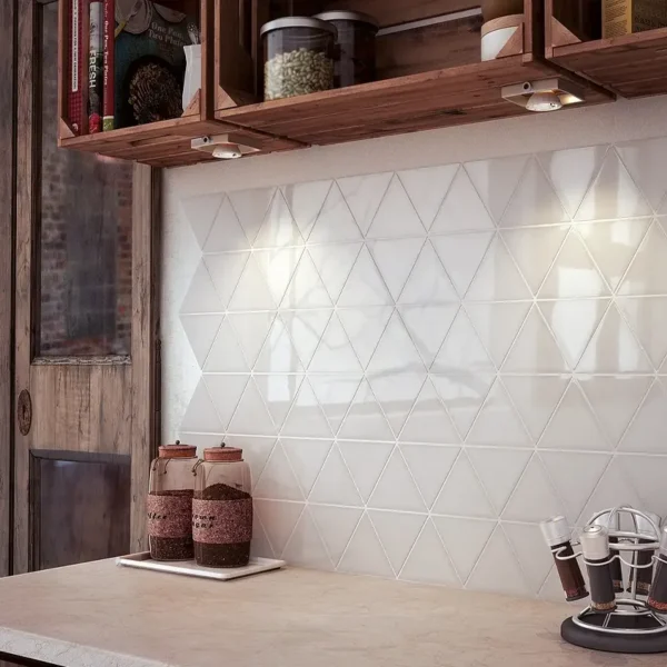 Cozinha sofisticada com azulejo em formato triangular branco