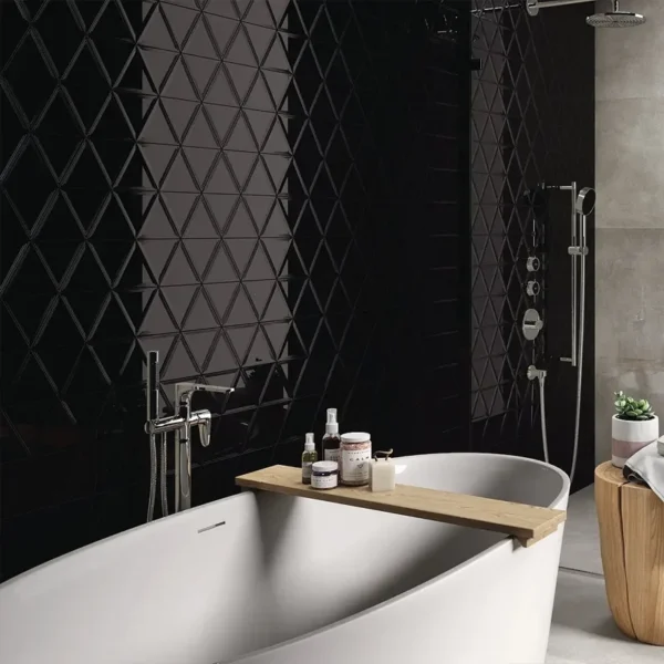 Estética contemporânea com azulejo triangular preto no espaço de banho