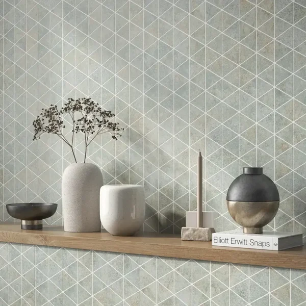 Paredes vibrantes com azulejo triangular verde