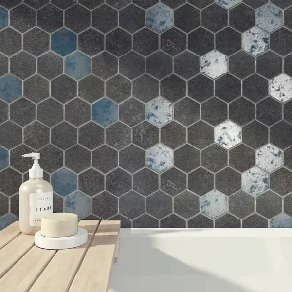 Espaço húmido com azulejo em mosaico hexagonal
