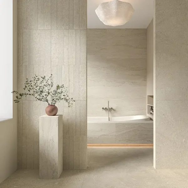 Ambiente bem iluminado com azulejo que parece pedra em tons claros